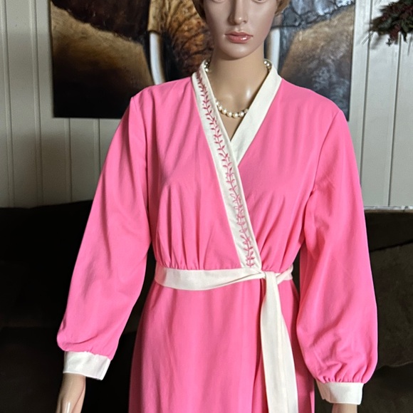 Vintage • 1970’s • Pink/ White • Size Medium • Robe • Floral • Embroidery - Picture 4 of 16